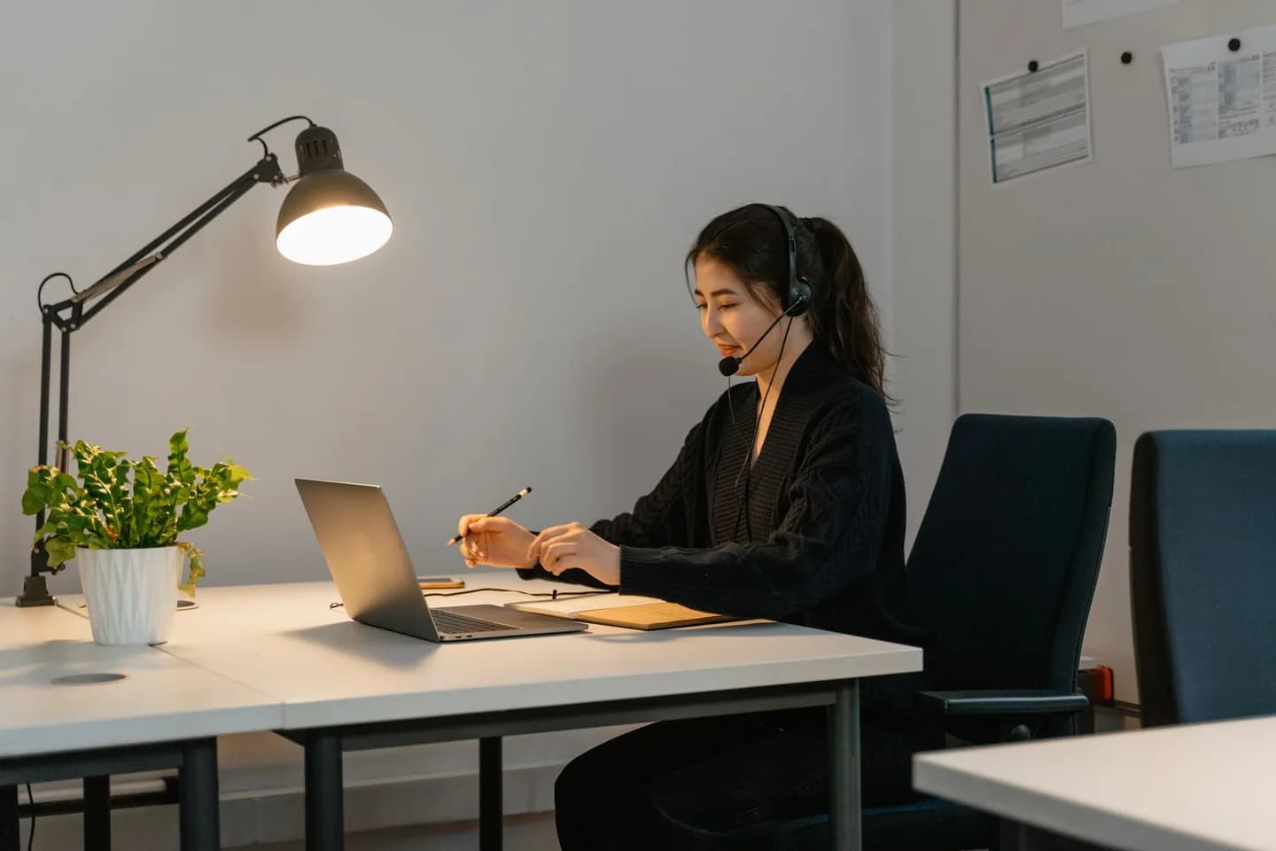 Atención al cliente mediante auriculares y computador